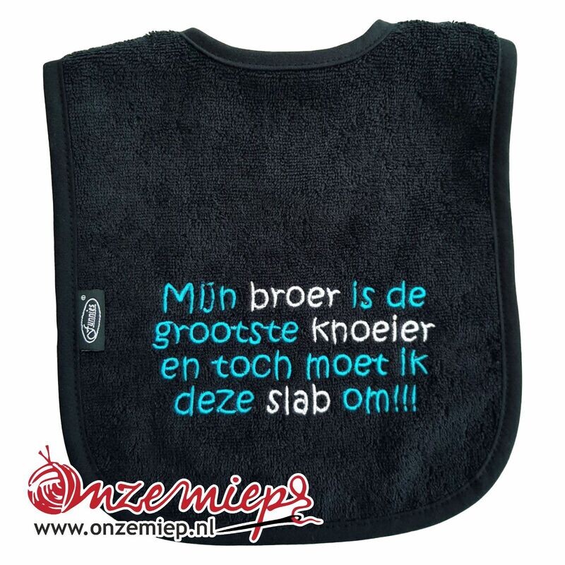 Zwarte slab met "Mijn broer is de grootste knoeier en toch moet ik deze slab om"