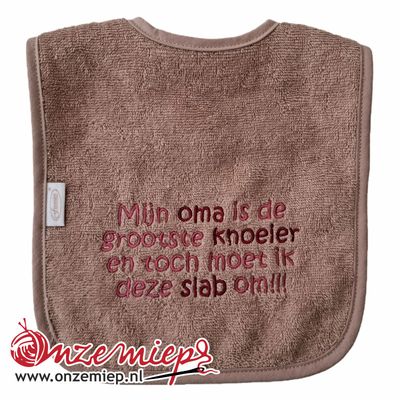Pinkstone slab met "Mijn oma is de grootste knoeier en toch moet ik deze slab om!!!"