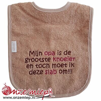 Pinkstone slab met "Mijn opa is de grootste knoeier en toch moet ik deze slab om!!!"