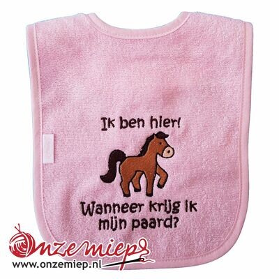 Licht roze slab met "Ik ben hier! Wanneer krijg ik mijn paard?"