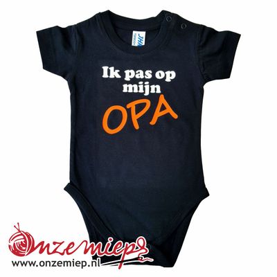 Zwarte romper met "Ik pas op mijn opa" Zwarte romper met "Ik pas op mijn opa"