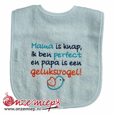 Witte slab met "Mama is knap, ik ben perfect en papa is een geluksvogel!"