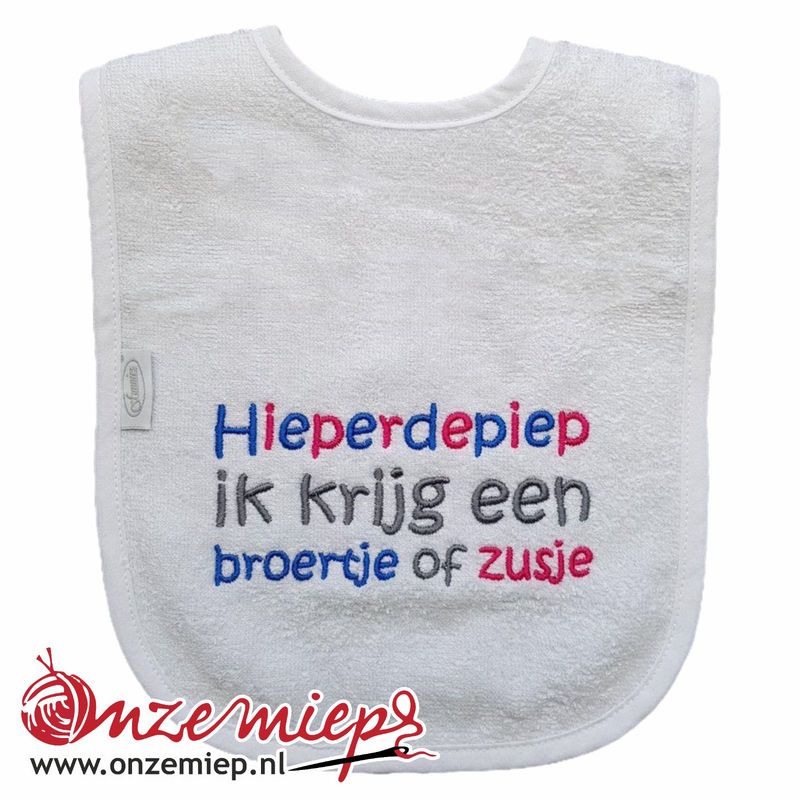 Witte slab met "Hieperdepiep! Ik krijg een broertje of zusje"