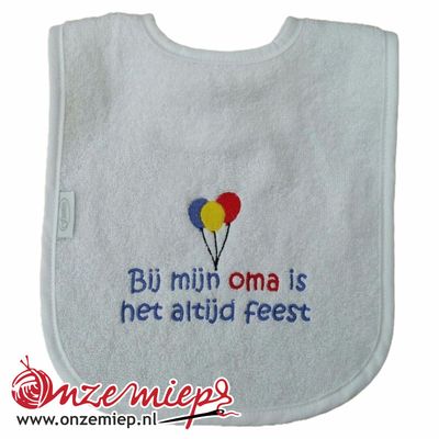 Witte slab met "Bij mijn oma is het altijd feest"