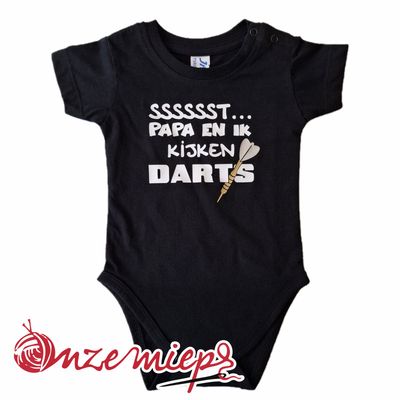 Zwarte romper met "Sssssst... Papa en ik kijken darts" - 9 maanden