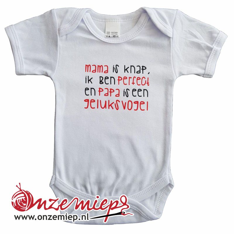 Witte romper met "Mama is knap, ik ben perfect en papa is een geluksvogel"