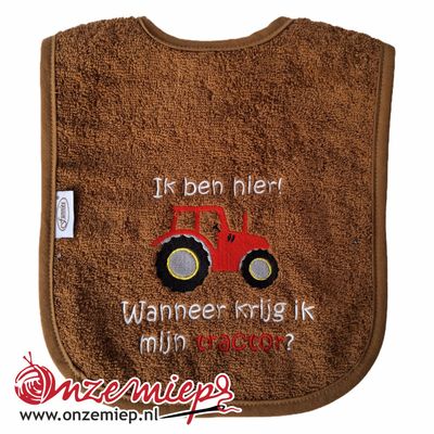 Bruine slab met "Ik ben hier! Wanneer krijg ik mijn tractor?" - Rode tractor