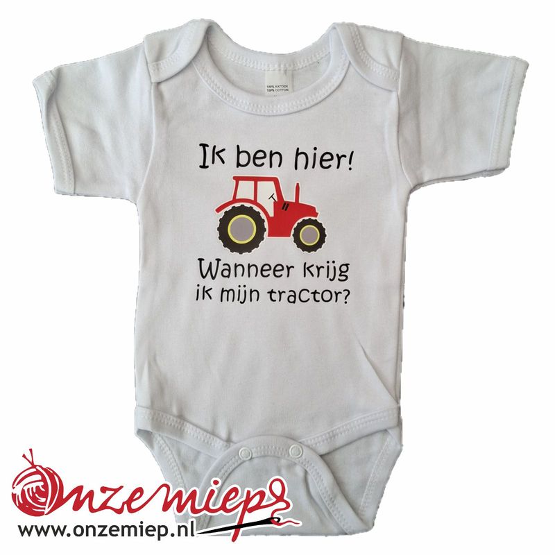 Witte romper met "Ik ben hier! Wanneer krijg ik mijn tractor?" - rode tractor