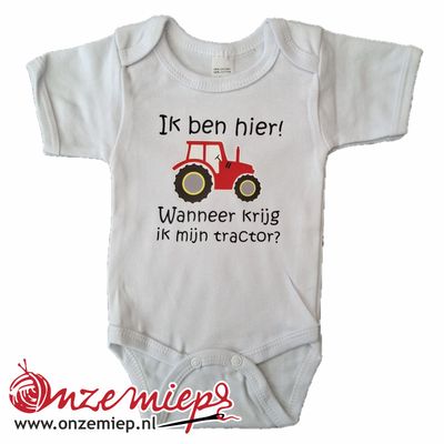Witte romper met "Ik ben hier! Wanneer krijg ik mijn tractor?" - rode tractor