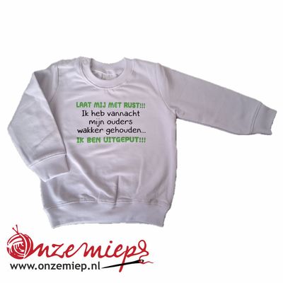 Wit baby sweater met "Laat mij met rust!!! Ik heb vannacht mijn ouders wakker gehouden... Ik ben uitgeput!!!"