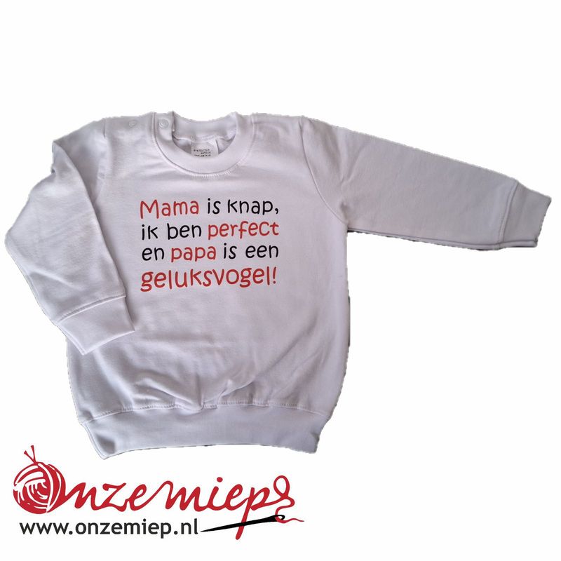 Wit baby sweater met "Mama is knap, ik ben perfect en papa is een geluksvogel!"