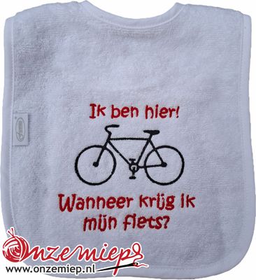 Witte slab met "Ik ben hier! Wanneer krijg ik mijn fiets?"