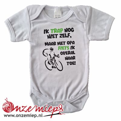 Witte romper met "Ik trap nog niet zelf, maar met opa fiets ik overal naar toe!"