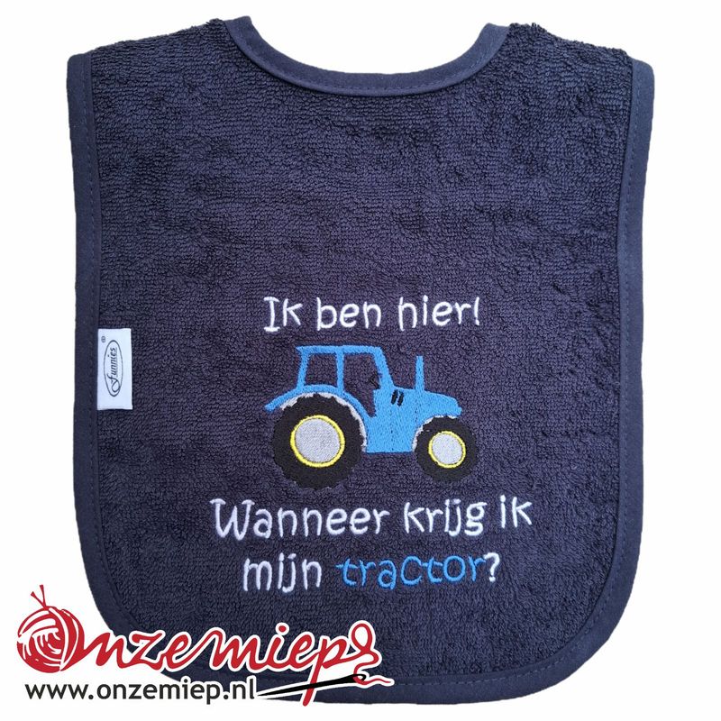 Donker blauwe slab met "Ik ben hier! Wanneer krijg ik mijn tractor?" - Blauwe tractor