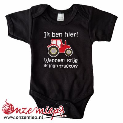 Zwarte romper met "Ik ben hier! Wanneer krijg ik mijn tractor?" - rode tractor