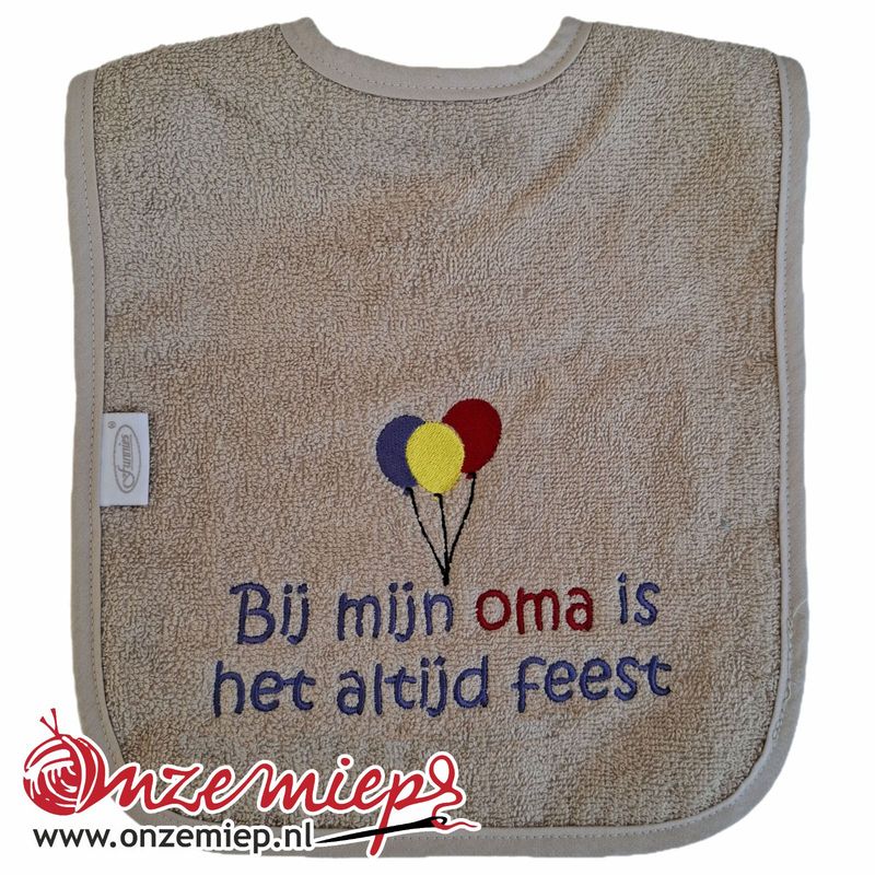 Crème slab met "Bij mijn oma is het altijd feest"