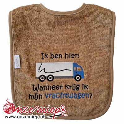 Bruine (sand) slab met "Ik ben hier! Wanneer krijg ik mijn vrachtwagen?" - Blauwe vrachtwagen