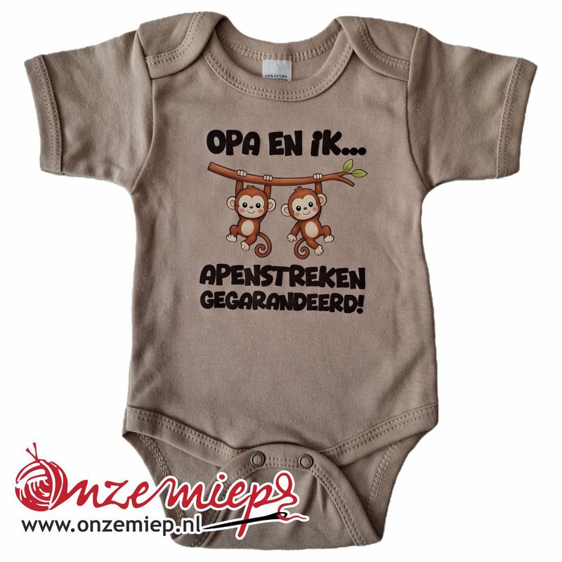 Beige (desert dust) romper met "Opa en ik... Apenstreken gegarandeerd!"