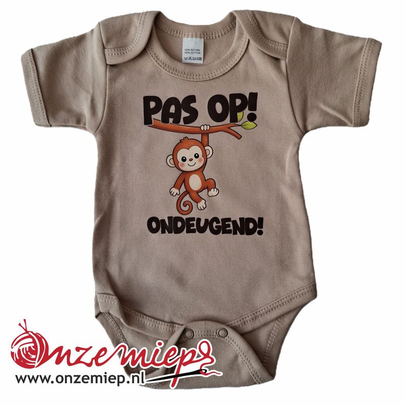 Beige (desert dust) romper met "Pas op! Ondeugend!"