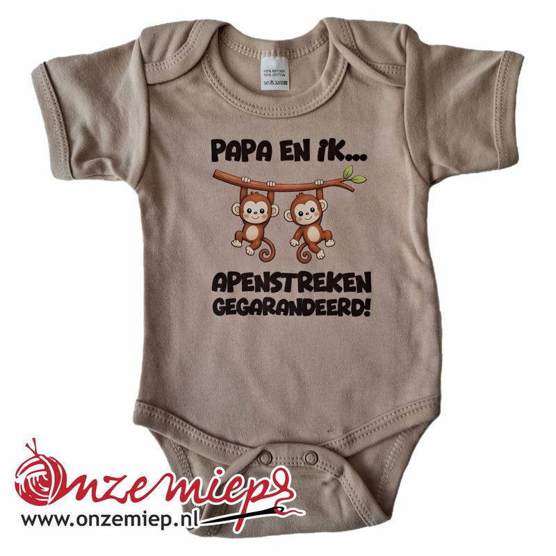 Beige (desert dust) romper met "Papa en ik... Apenstreken gegarandeerd!"