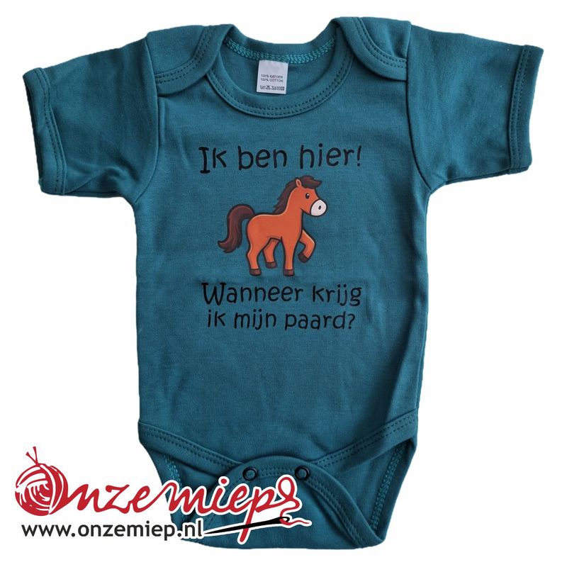 Groene (bottle green) romper met "Ik ben hier! Wanneer krijg ik mijn paard?"