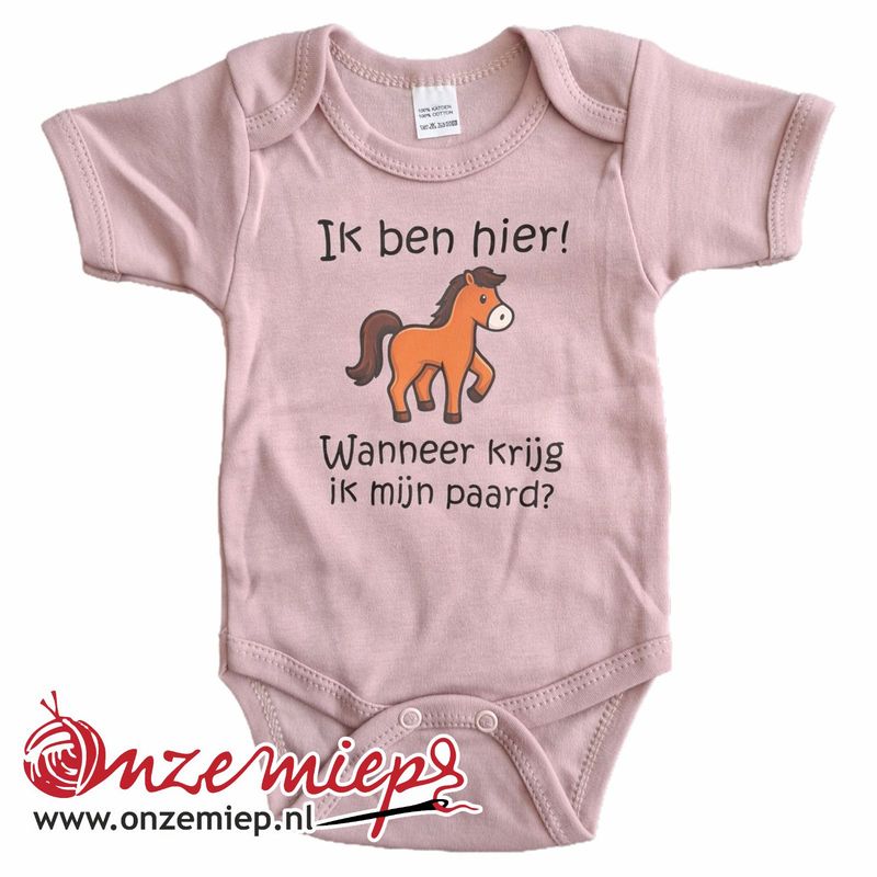 Roze (old pink) romper met "Ik ben hier! Wanneer krijg ik mijn paard?"