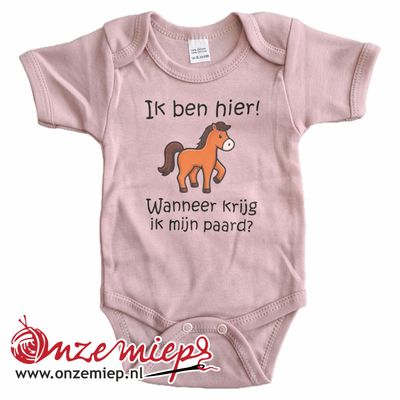 Roze (old pink) romper met "Ik ben hier! Wanneer krijg ik mijn paard?"
