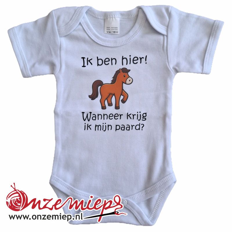 Witte romper met "Ik ben hier! Wanneer krijg ik mijn paard?"