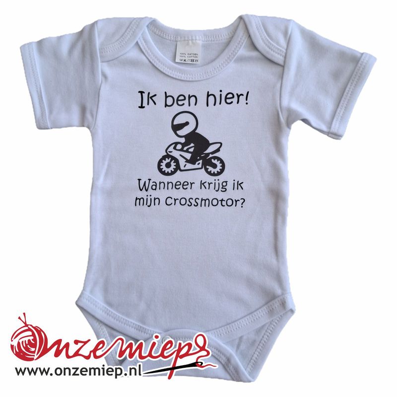 Witte romper met "Ik ben hier! Wanneer krijg ik mijn crossmotor?"