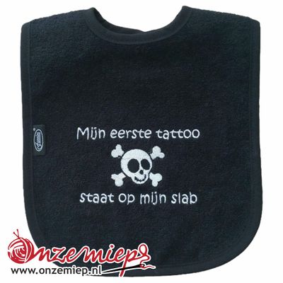 Zwarte slab met "Mijn eerste tattoo staat op mijn slab"