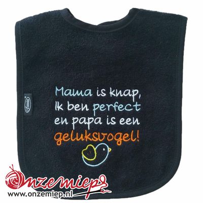 Zwarte slab met "Mama is knap, ik ben perfect en papa is een geluksvogel!"