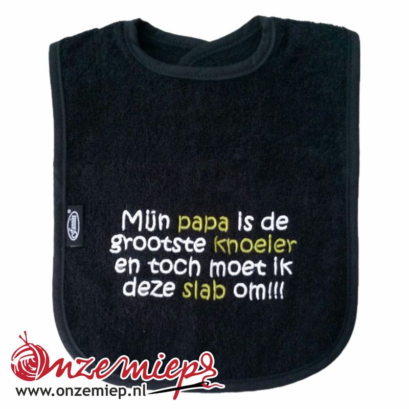 Zwarte slab met "Mijn papa is de grootste knoeier en toch moet ik deze slab om!!!"
