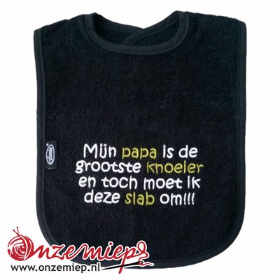 Zwarte slab met "Mijn papa is de grootste knoeier en toch moet ik deze slab om!!!"