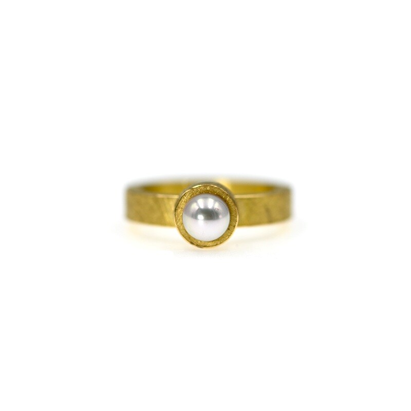 Bague en or jaune et perle Akoya