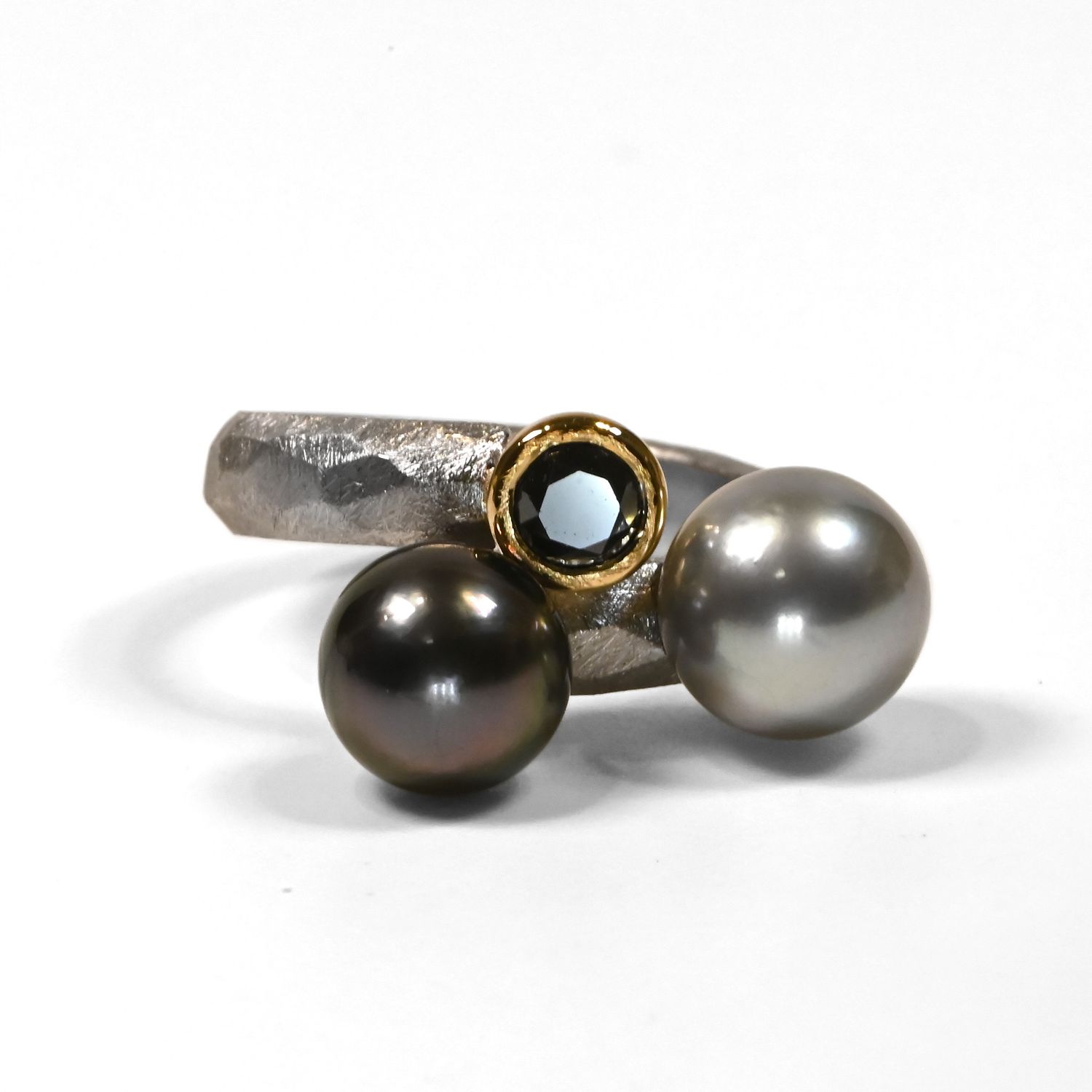 Perles et diamant noir
