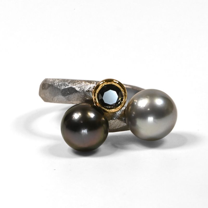 Perles et diamant noir