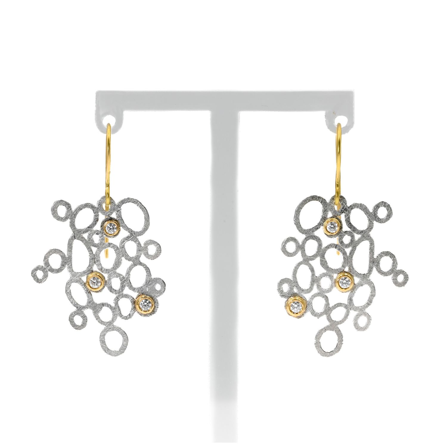 Boucles d’oreilles dentelle d’or bicolore et diamants