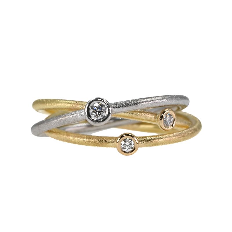 Bague aux deux ors et aux trois brillants Bague aux deux ors et aux trois brillants