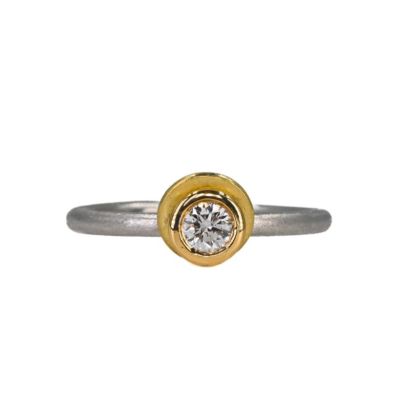 Deux cercles d’or pour un diamant Deux cercles d’or pour un diamant