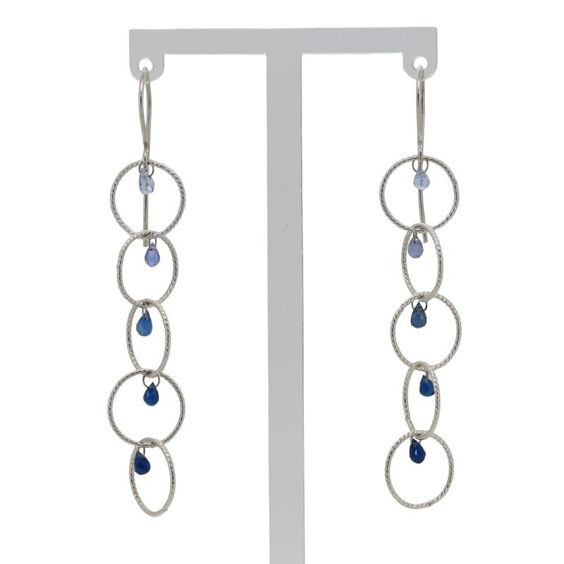 Boucles pendantes d’argent et gouttes de saphir Boucles pendantes d’argent et gouttes de saphir