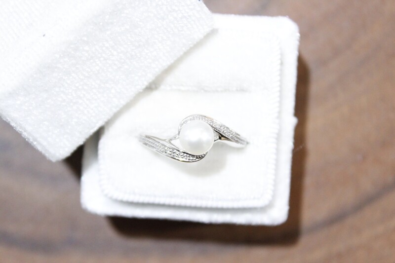 10KT WHITE GOLD CULTURED PEARL AND DIA SWIRL RING