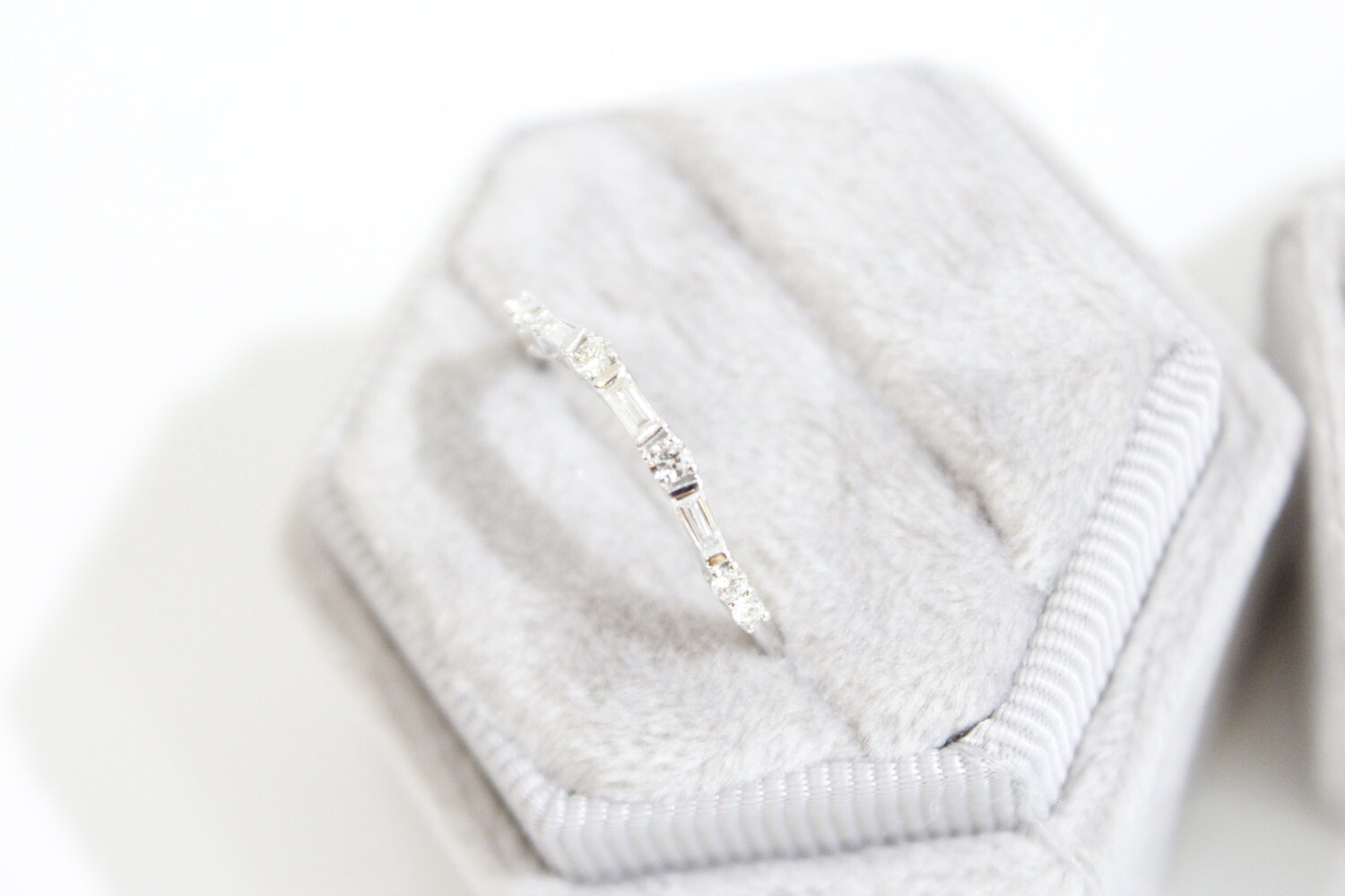 14KT WHITE GOLD .20CT ROUND &amp; BAGUETTE CURVED BAND, 6 ROUND DIAMONDS &amp; 3 BAGUETTE DIAMONDS 