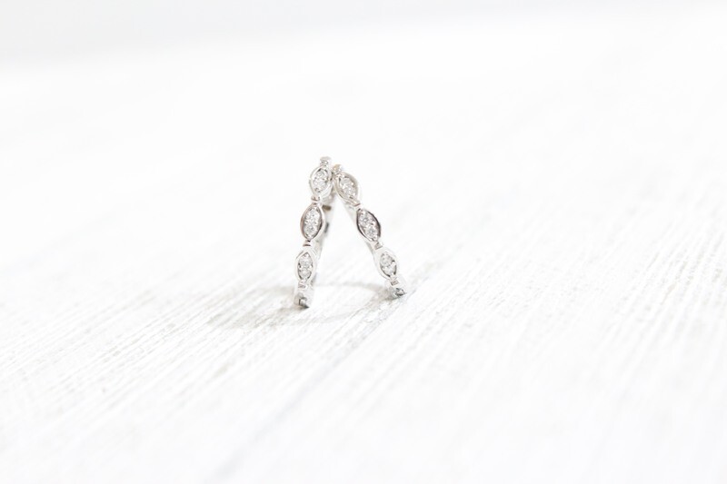 10kw .06ct Diamond Geometric Huggie Hoop Earrings 