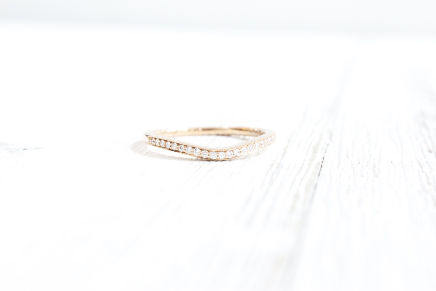 18ky .10ct Total Diamond Curved Band, 21 Round Diamonds 