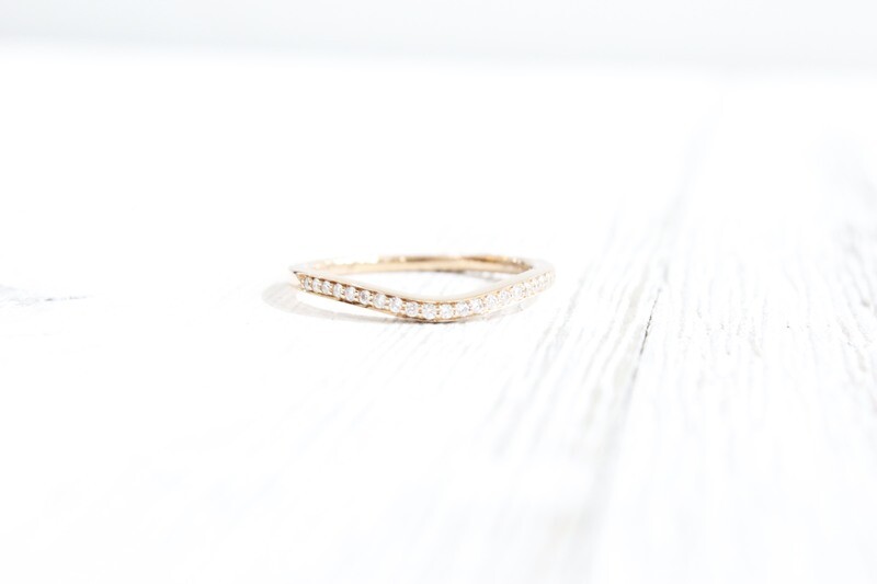 18ky .10ct Total Diamond Curved Band, 21 Round Diamonds 