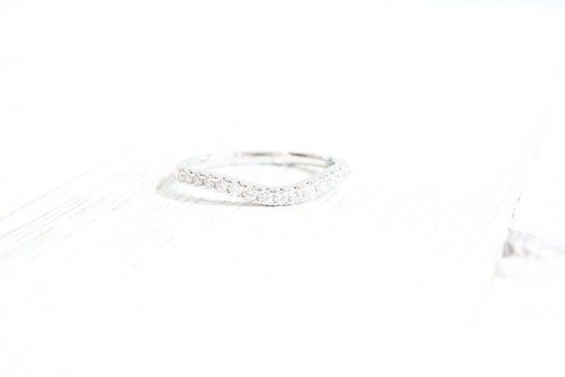 14kw .21ct Total Diamond Curved Band, 17 Round Stones 14kw .21ct Total Diamond Curved Band, 17 Round Stones