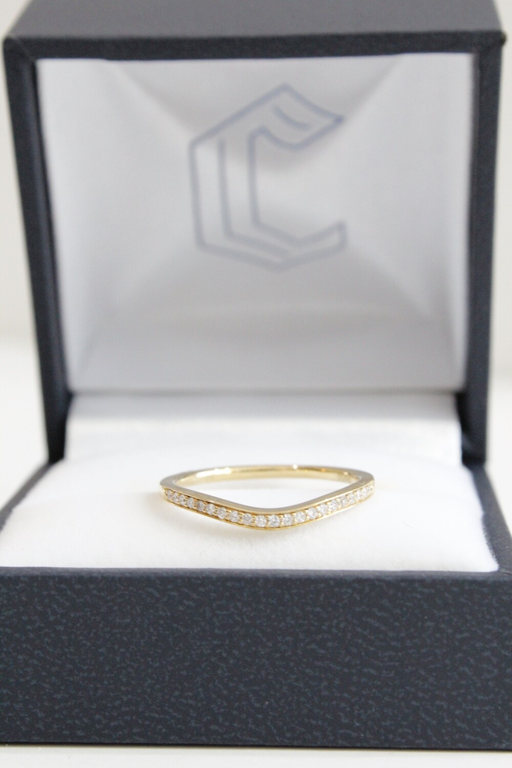 18ky .10ct Total Diamond Curved Band, 21 Round Diamonds 