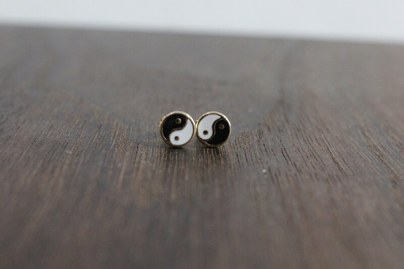 14ky Black/White Enamel Yin and Yang Post Earrings