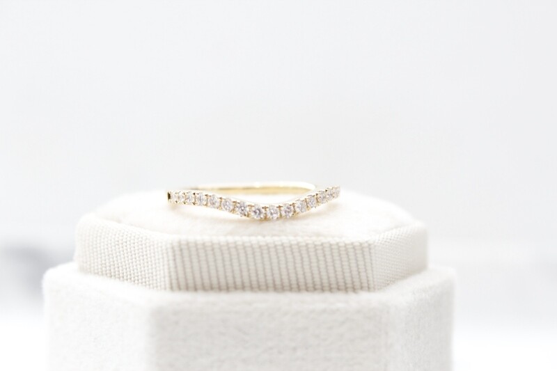 18ky .20ct Total Diamond Curved Band, 17 Round Diamonds 