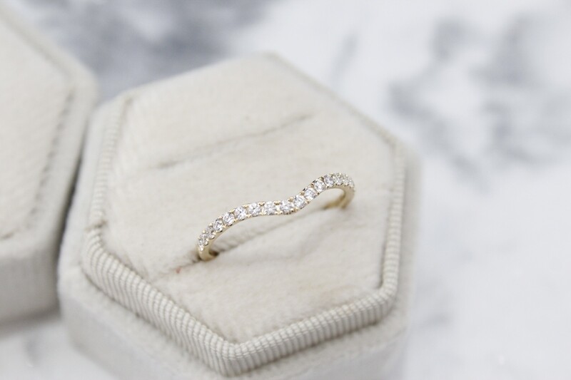 14ky .23ct Total Diamond Curved Band, 18 Round Diamonds 